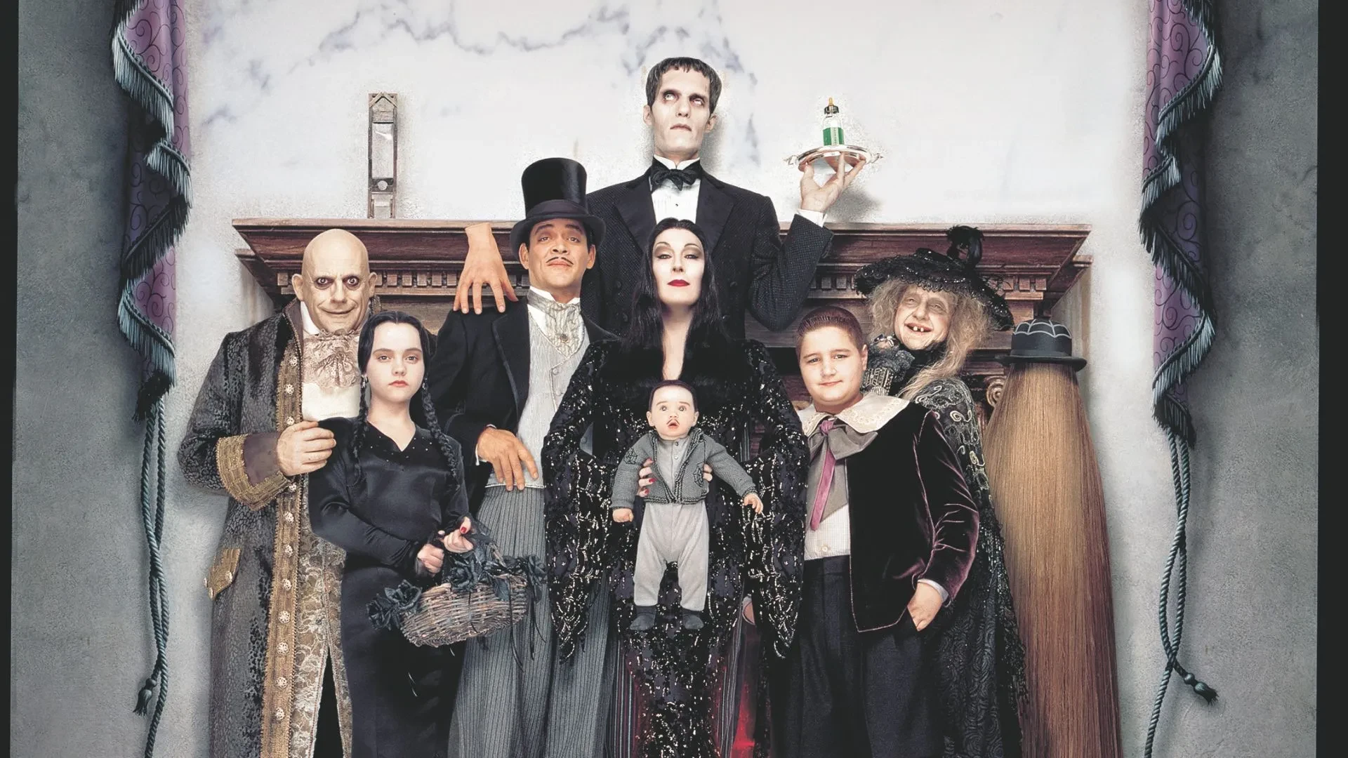 Rasul Julia, Anjelica Huston and Christina Ricci in The Addams Family